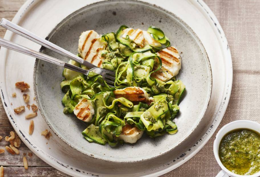 Halloumi mit Zucchini-Nudeln und selbstgemachtem Pesto