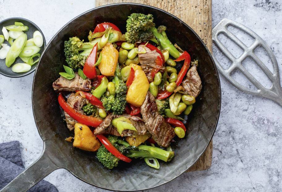 Rindfleisch-Wok mit Edamame, Paprika und Brokkoli