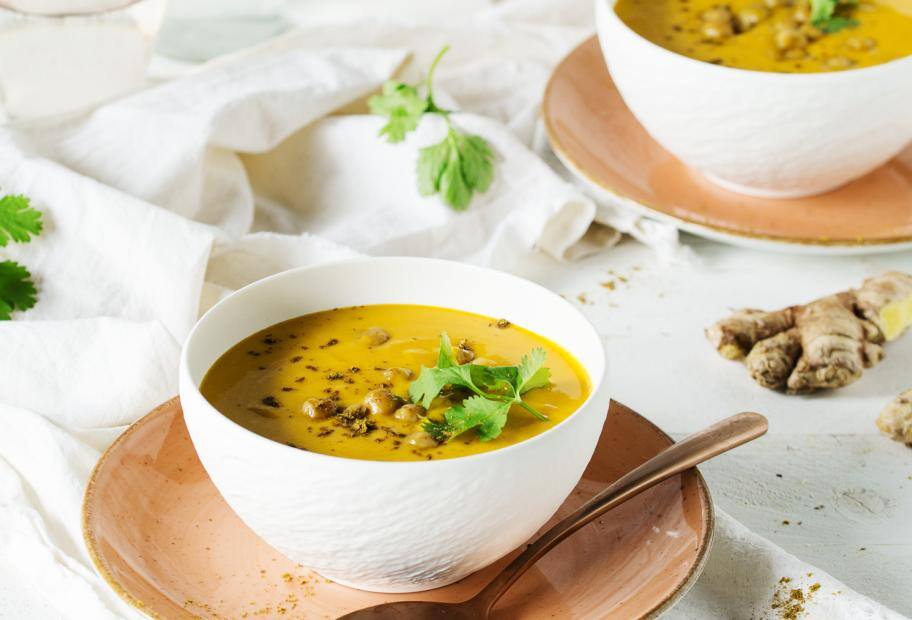 Vegane Kürbis-Curry-Suppe mit Kichererbsen