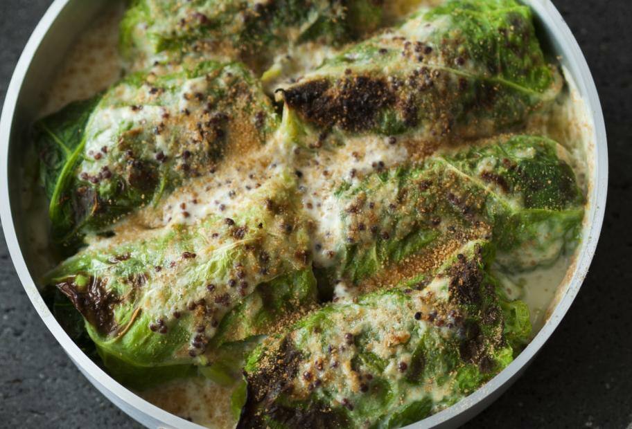Gratinierte Wirsingrouladen gefüllt mit Gorgonzola und Linsen