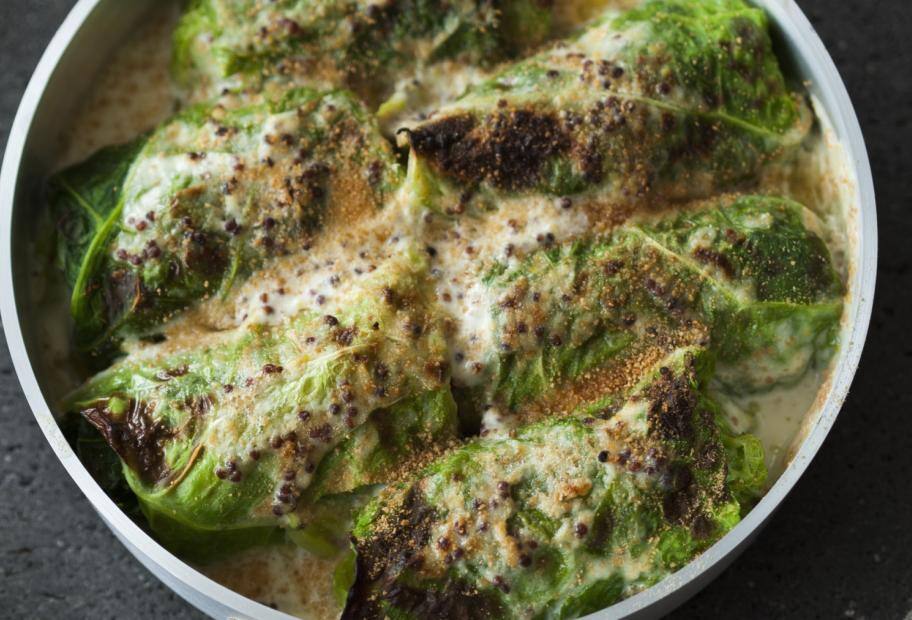 Gratinierte Wirsingrouladen gefüllt mit Gorgonzola und Linsen