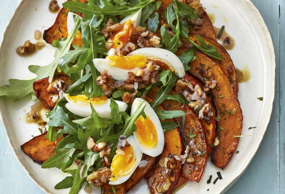 Kürbis-Carpaccio mit Nussvinaigrette und Ei