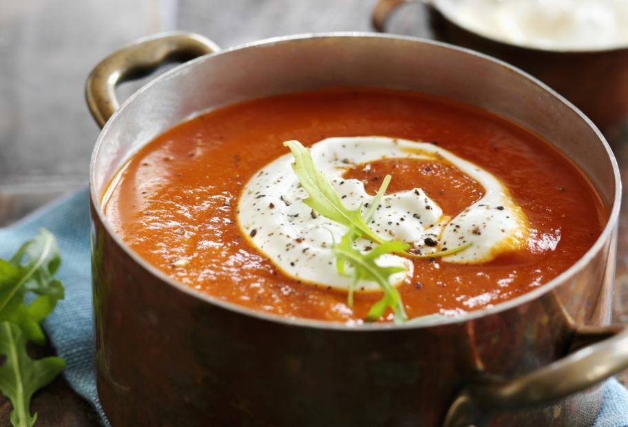 Paprikacremesuppe mit Meerrettichsahne