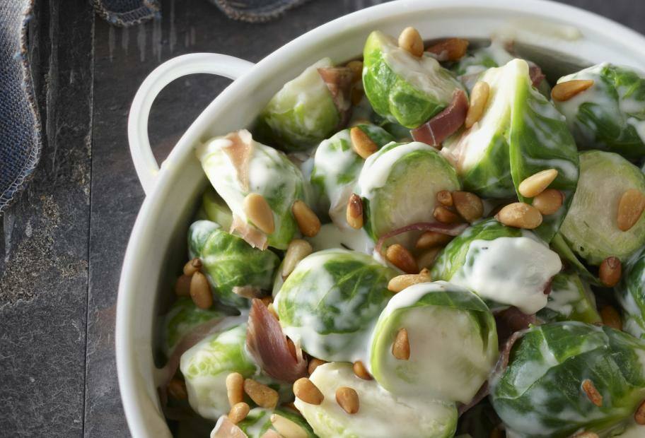 Rosenkohl mit Sahnesauce, Pinienkernen und Parmaschinken