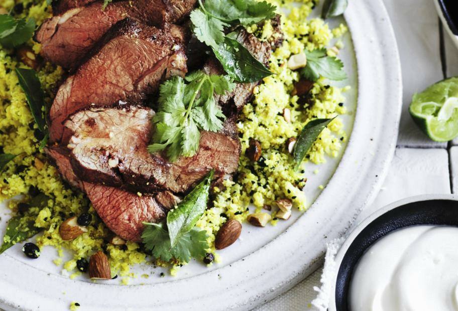 Lammsteak mit Blumenkohlreis und Joghurt-Sauce