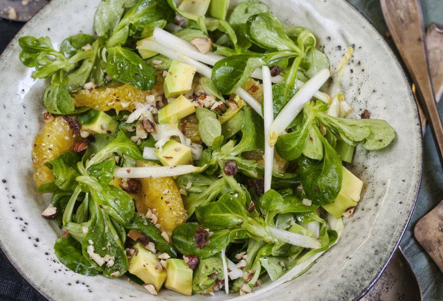 Feldsalat mit Orangen, Datteln und Haselnüssen