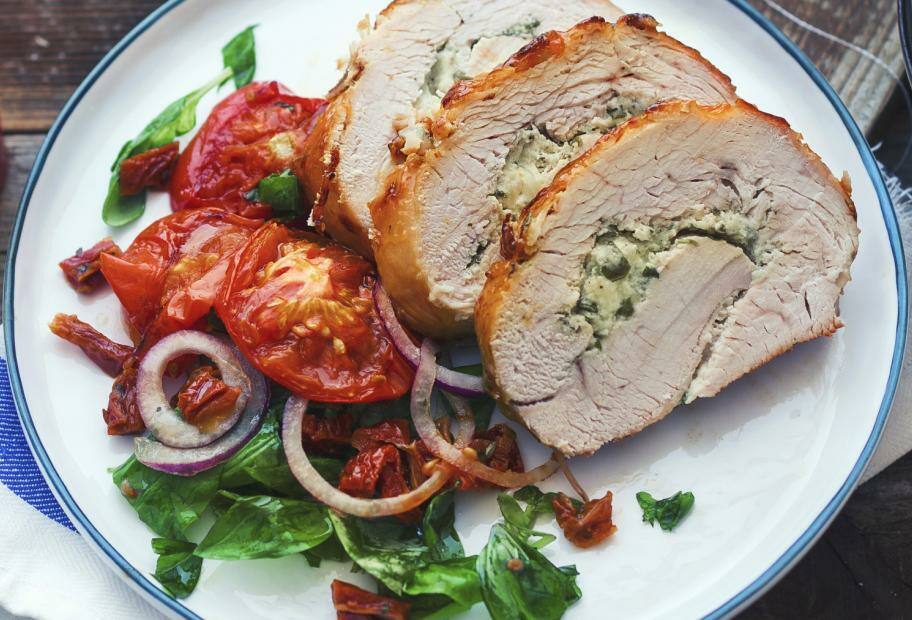 Putenrollbraten mit Mozzarellafüllung und Tomatensalat