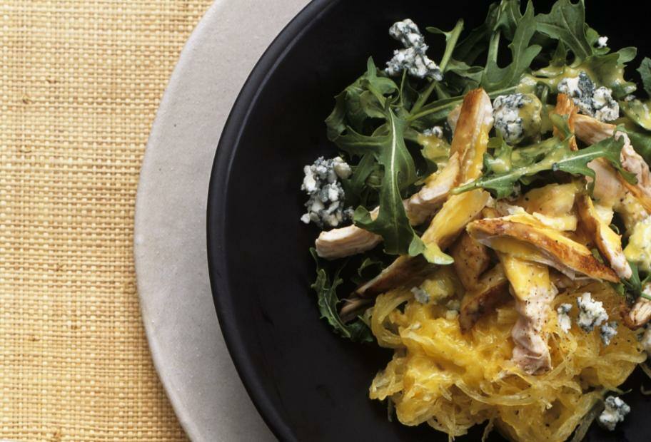 Spaghettikürbis mit Hähnchen, Rucola und Gorgonzola