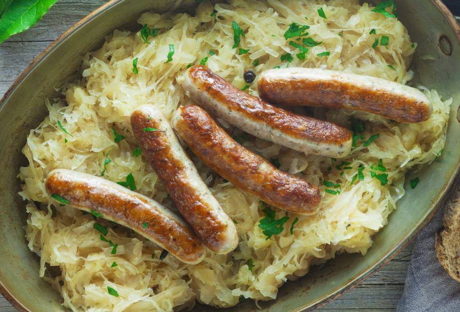 Bratwürste auf Sauerkraut