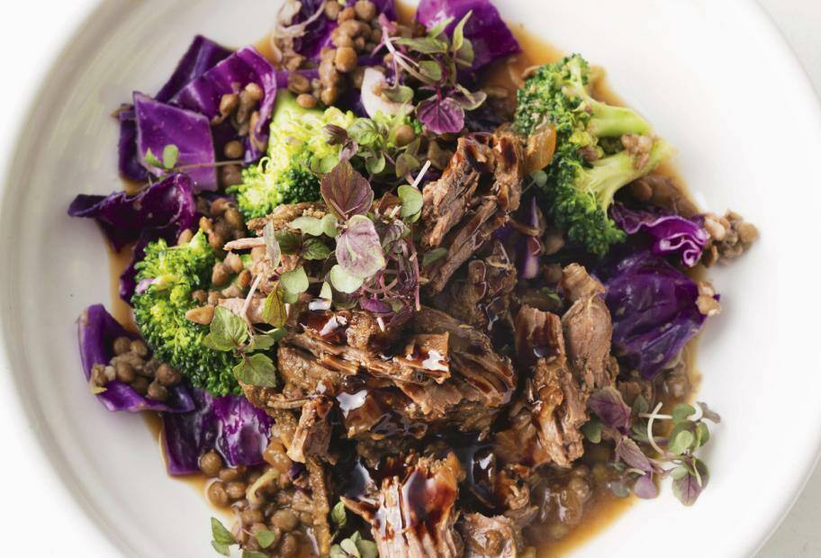 Lamm auf Linsen mit Brokkoli und Rotkohl