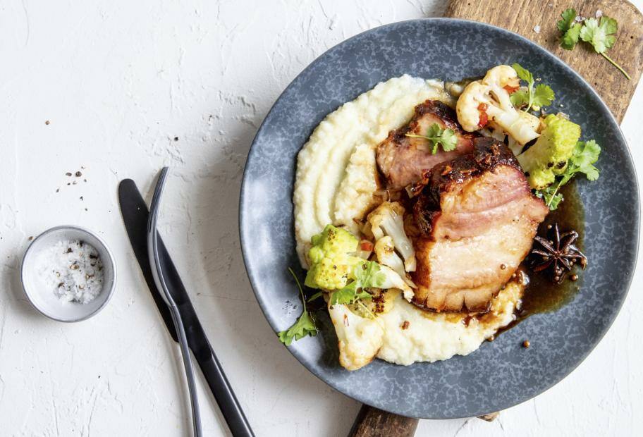 Asia-Schweinebauch mit Püree und Romanesco