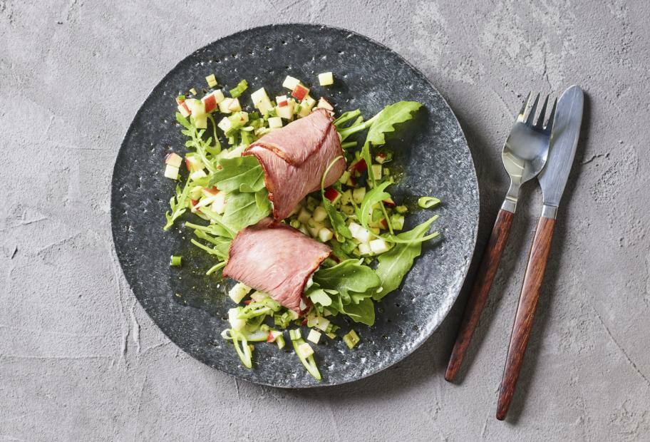Roastbeef-Röllchen mit Gorgonzola und Apfel-Sellerie-Salat | Lowcarb.de