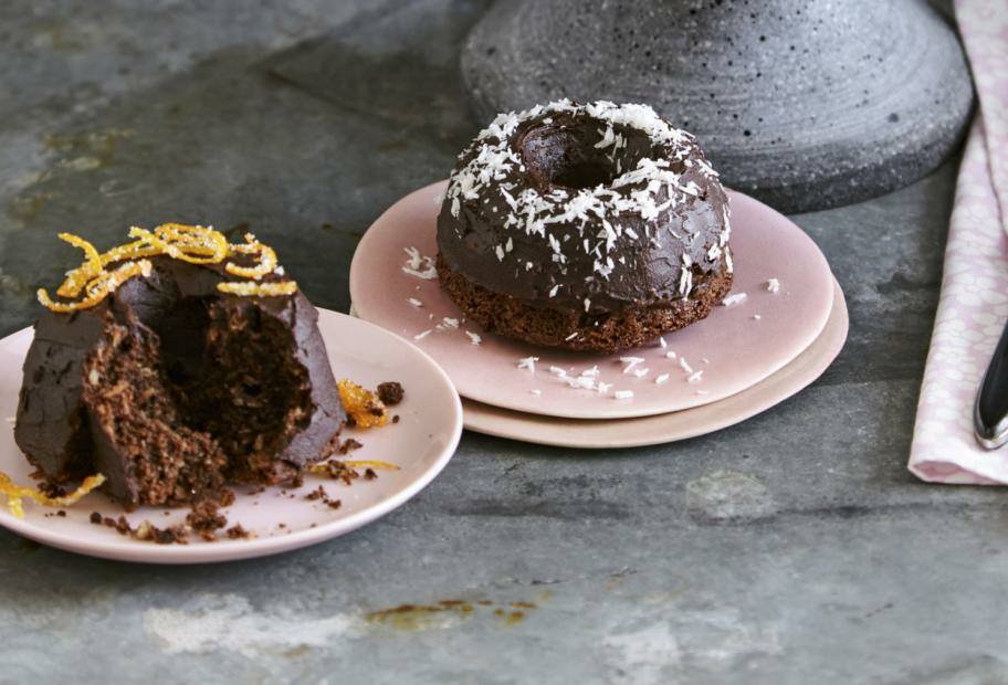 Schoko-Gugelhupf mit Orange und Kokos