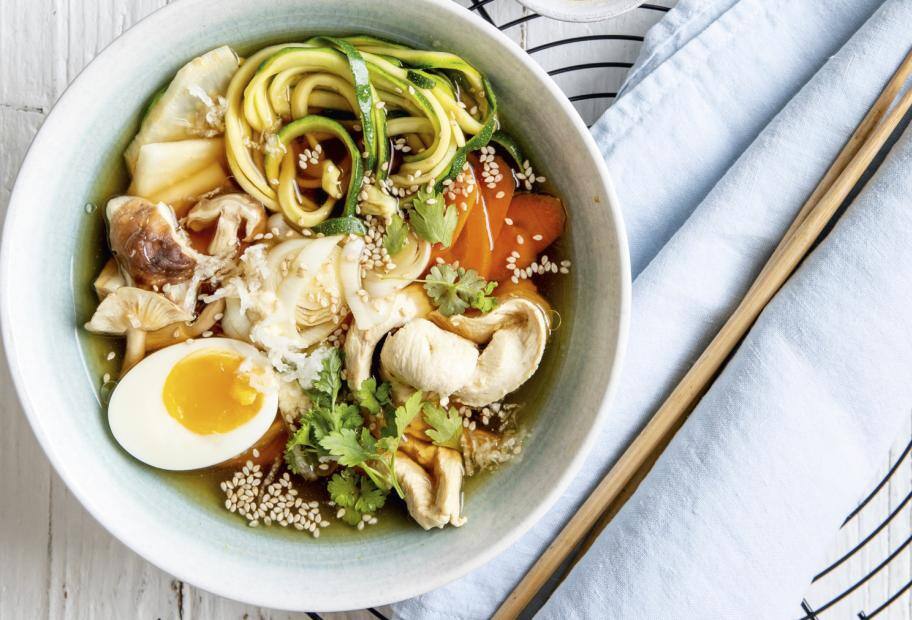 Schnelle Ramen-Suppe mit Zucchini-Nudeln