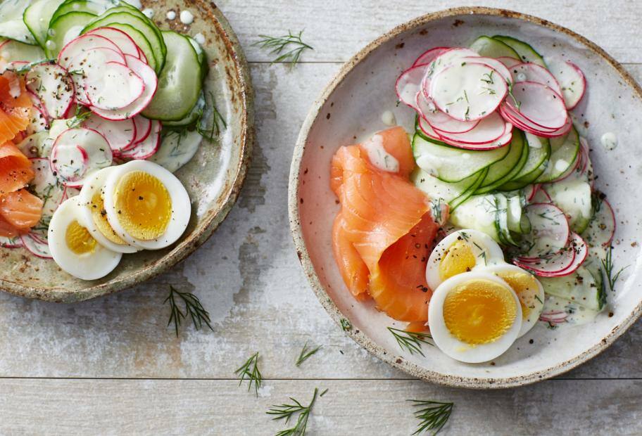 Schneller Gurkensalat mit Räucherlachs und Ei