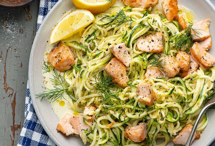 Lachs mit schnellen Gemüsespaghetti in cremiger Sahnesauce