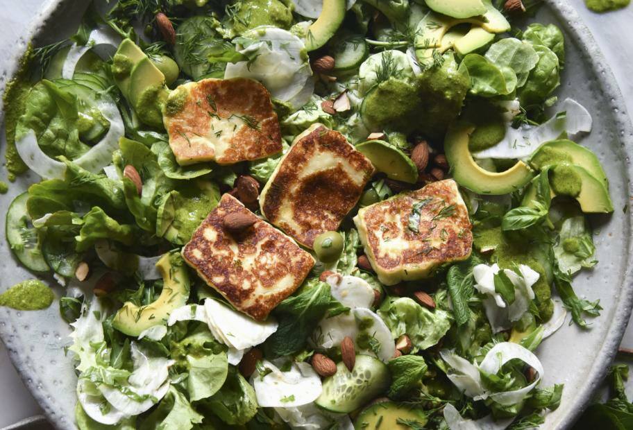 Low Carb Salat mit Avocado, Fenchel und Halloumi