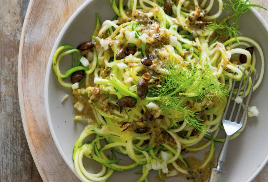 Zucchini-Nudeln mit Kürbiskernpesto