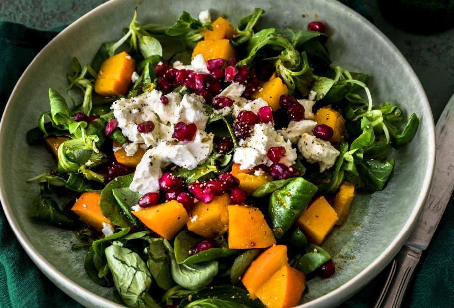 Feldsalat mit Kürbiswürfeln, Feta und Granatapfel