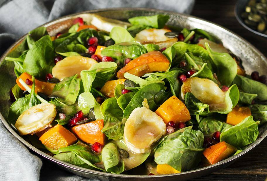 Ofenkürbis-Salat mit Granatapfeldressing und Ziegenkäse