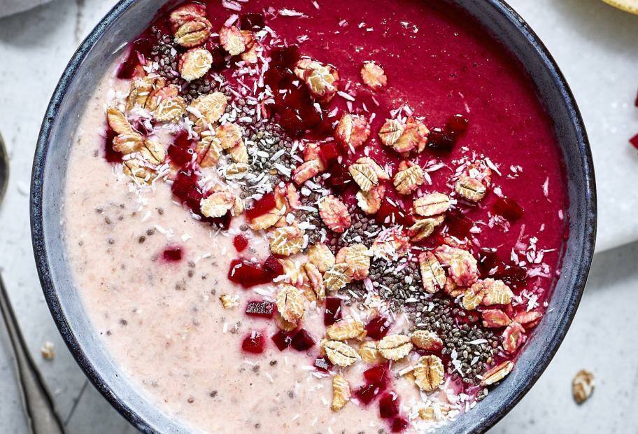 Joghurt-Smoothie-Bowl mit Rote Bete und Leinsamen