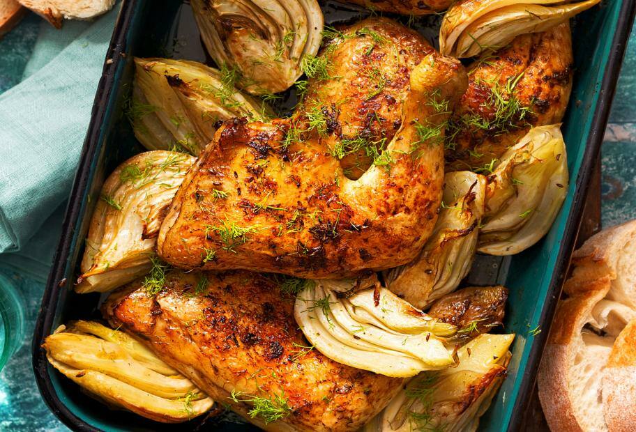 Hähnchenkeulen mit Fenchel aus dem Ofen auf einem Tablett