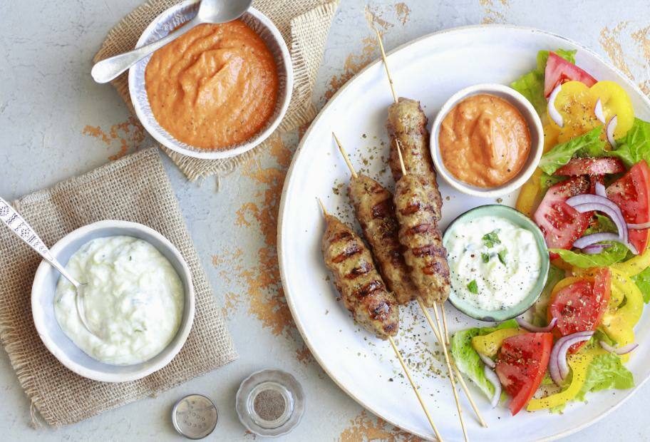 Cevapcici mit Ajvar und Tzatziki