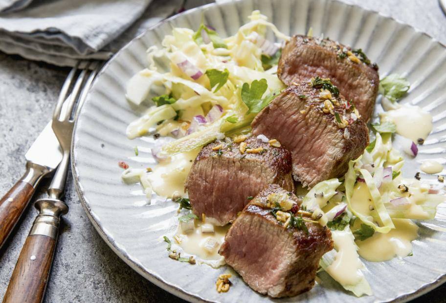 Lammfilets mit cremigem Spitzkohlsalat | Lowcarb.de Lammfilets mit cremigem Spitzkohlsalat | Lowcarb.de