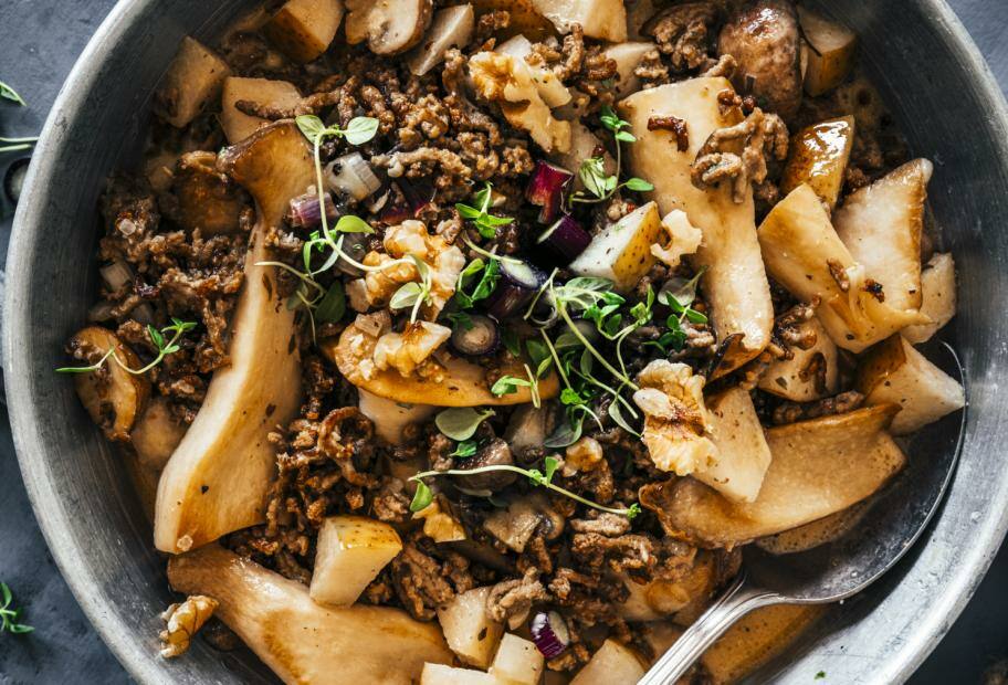 Pilz-Hack-Pfanne mit Birne und Gorgonzola