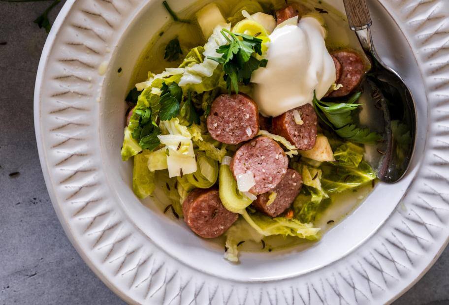 Wirsingeintopf mit Mettwurst