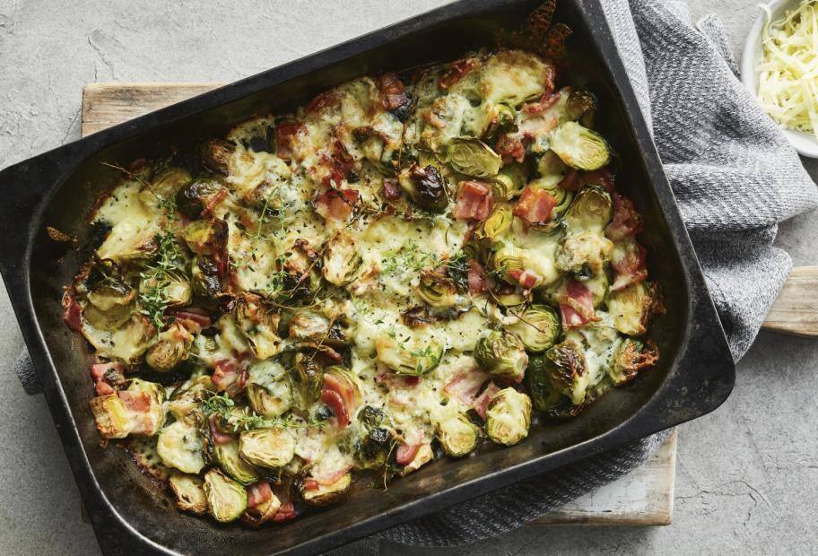 Rosenkohlauflauf mit knusprigem Bacon und Käse