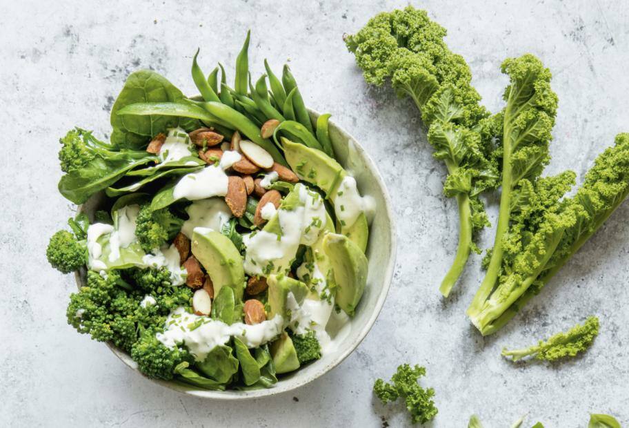 Grüne Superfood-Keto-Bowl