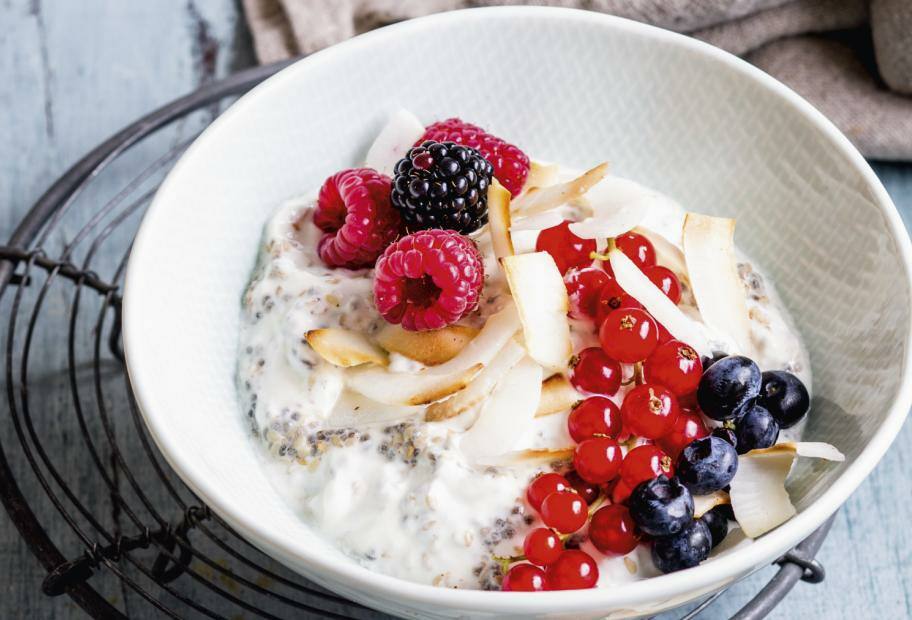 Vegane Keto-Overnight-Seeds mit Beeren und Kokos