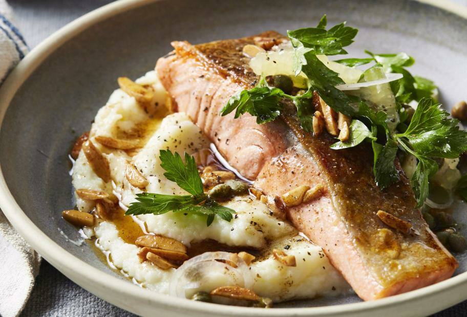 Lachssteak auf Blumenkohlpüree mit Mandelstiften