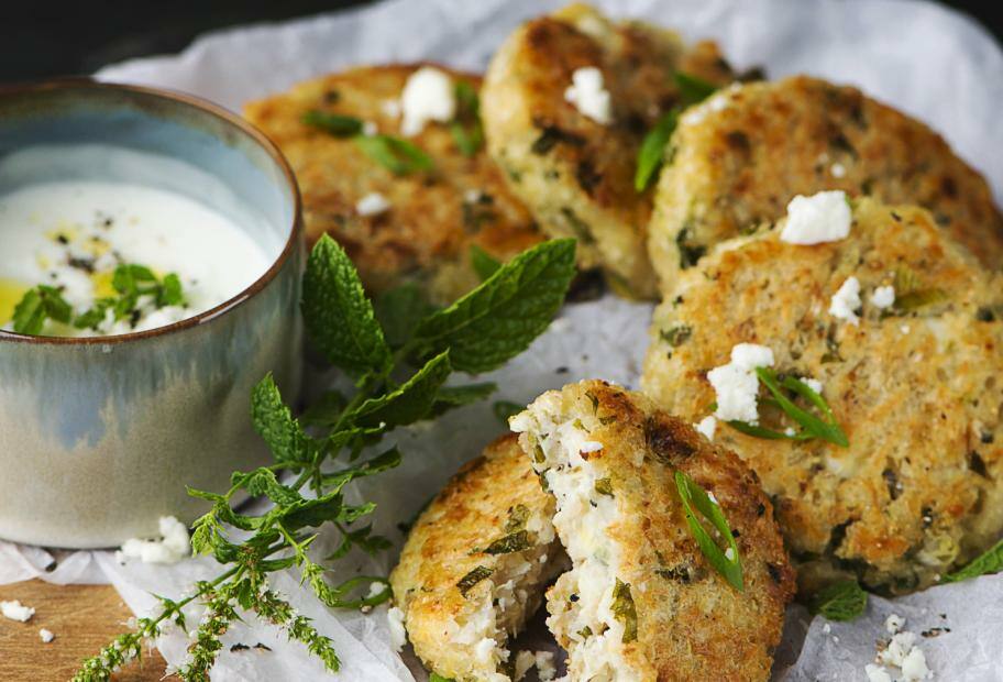 Vegetarische Blumenkohl-Frikadellen mit Minz-Dip | Lowcarb.de
