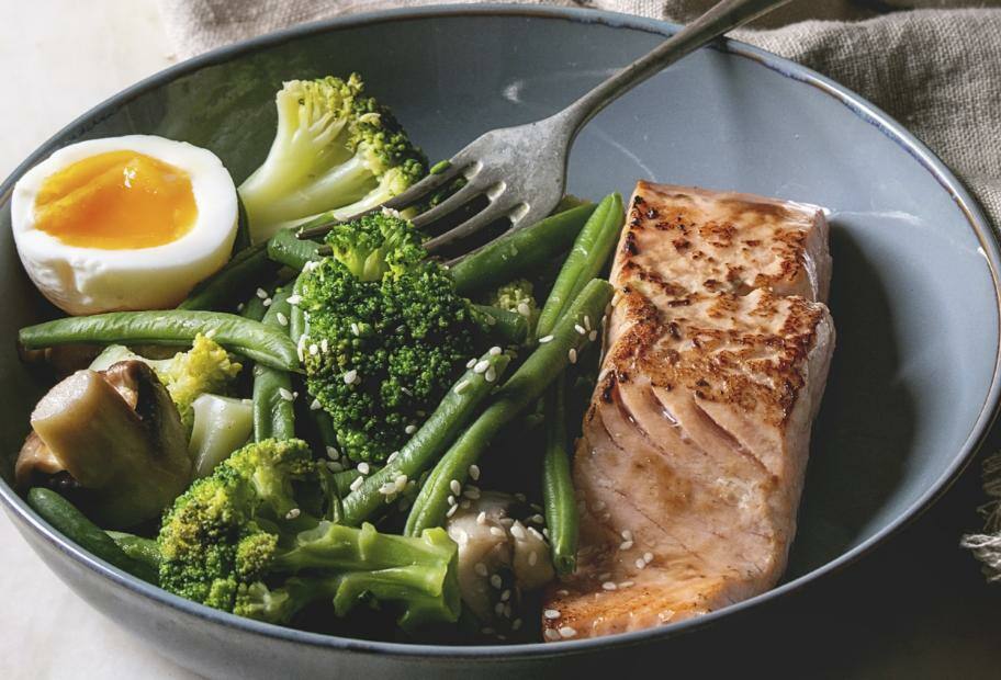 Schnelle Lunch-Bowl mit Lachs und Brokkoli