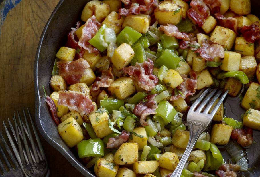 Steckrübenpfanne mit Paprika und Bacon