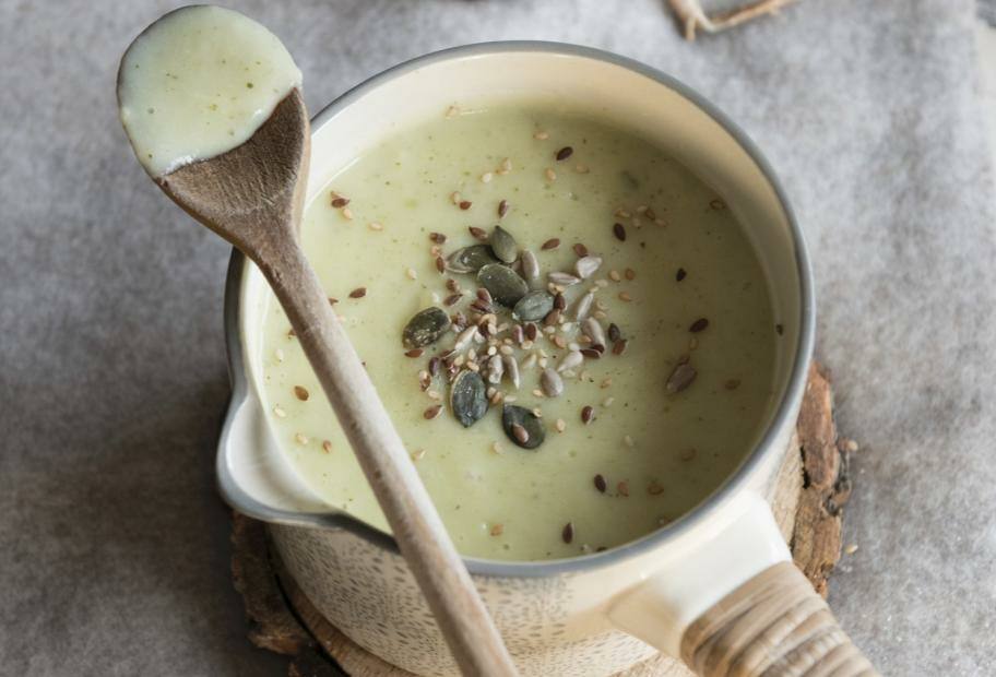 Pastinakencremesuppe mit Saaten-Topping