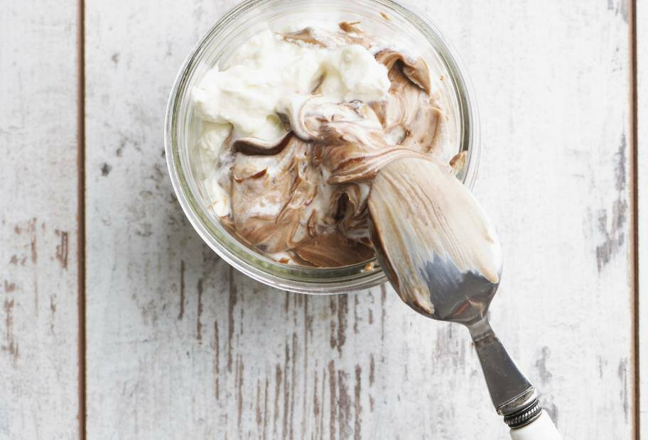 Sahnige Low Carb Schokoladen-Mousse mit Quark