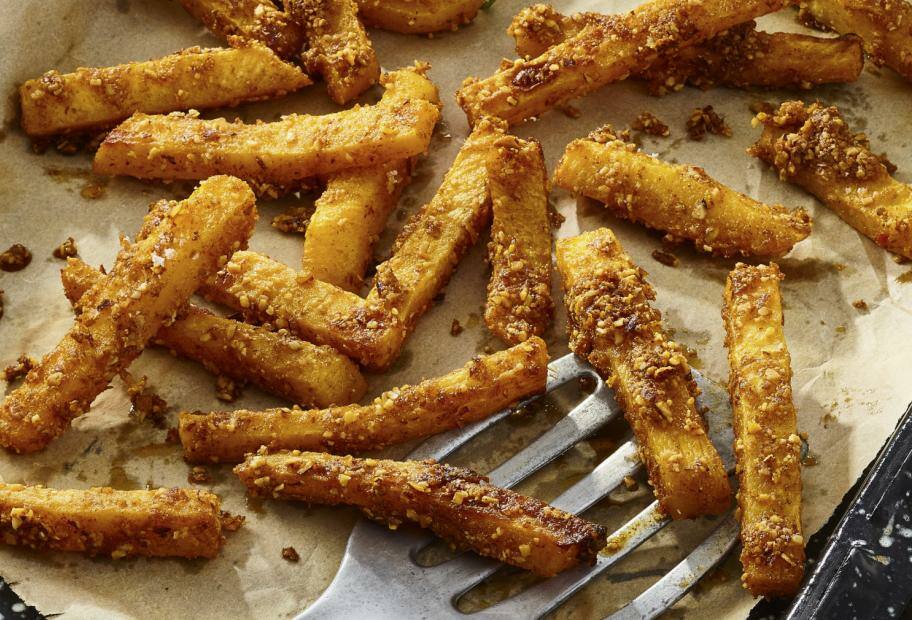 Steckrüben-Pommes mit Mais-Tzatziki