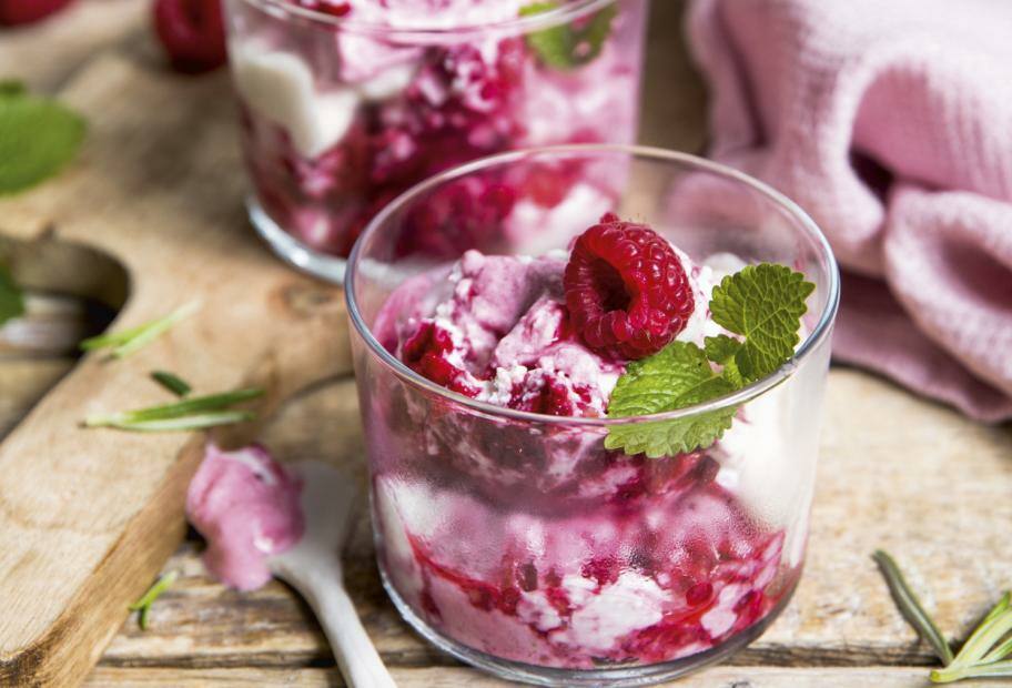 Frozen Yogurt mit Himbeeren