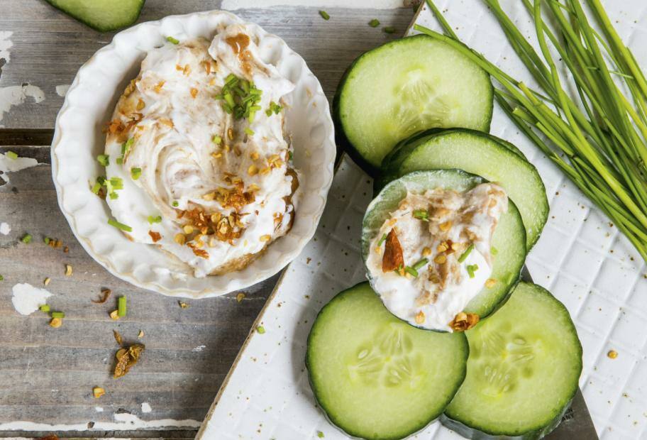 Gurkenscheiben mit Mandel-Crème-fraîche
