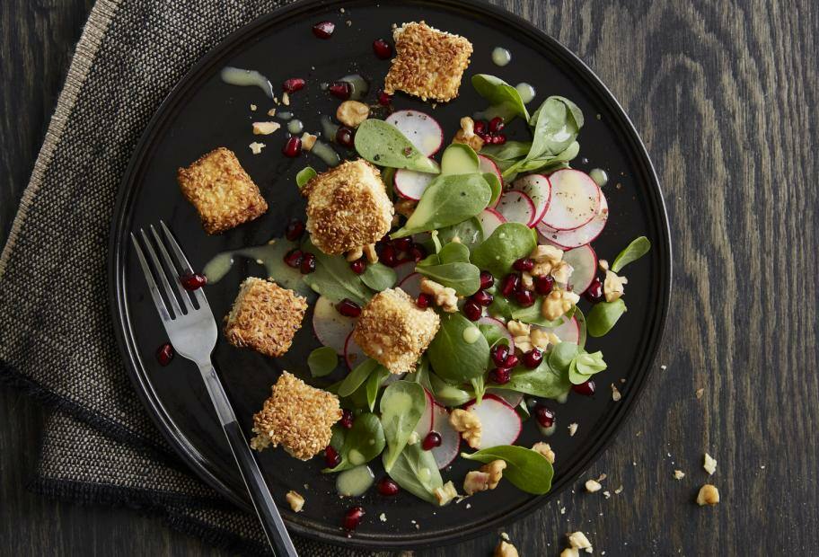 Salat aus Portulak und Radieschen mit Sesamtofu