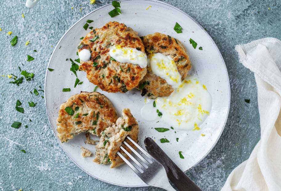 Saftige Thunfisch-Frikadellen mit Joghurt-Dip