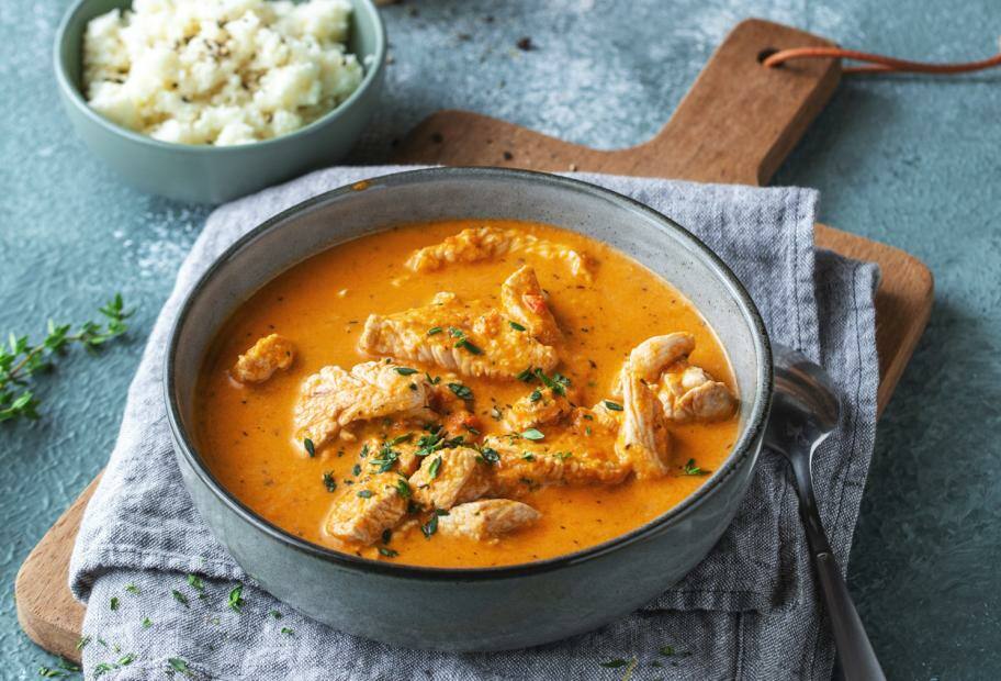 Zartes Putengulasch mit Paprika und Pilzen