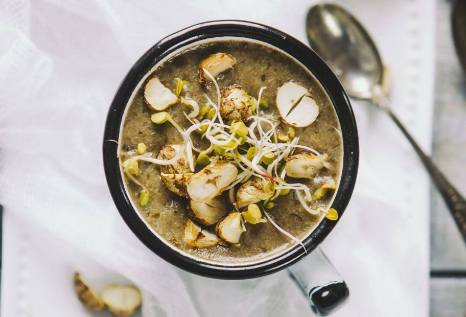 Vegane Maronenpilzsuppe mit Haselnüssen