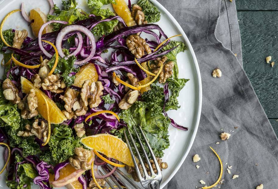 Bunter Wintersalat mit Orangen und Walnüssen