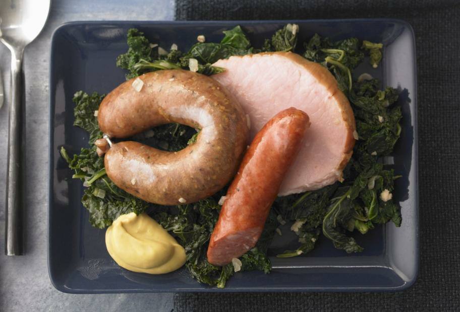 Grünkohl mit Kasseler, Speck und Mettwürstchen