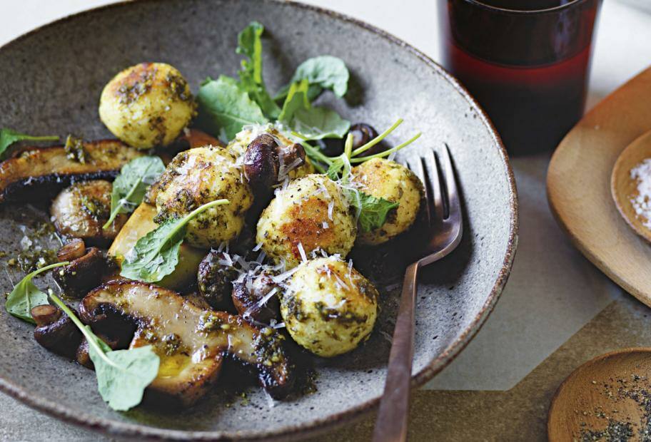 Ziegenkäse-Gnudi mit Pilzen und Grünkohl-Pesto