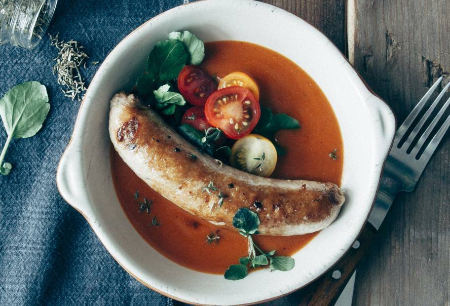 Bratwurst auf Garnelen-Bisque